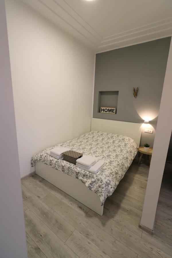 Cozy Novotel Studio - Free Minibar - Quiet & Peace Bukares Bagian luar foto