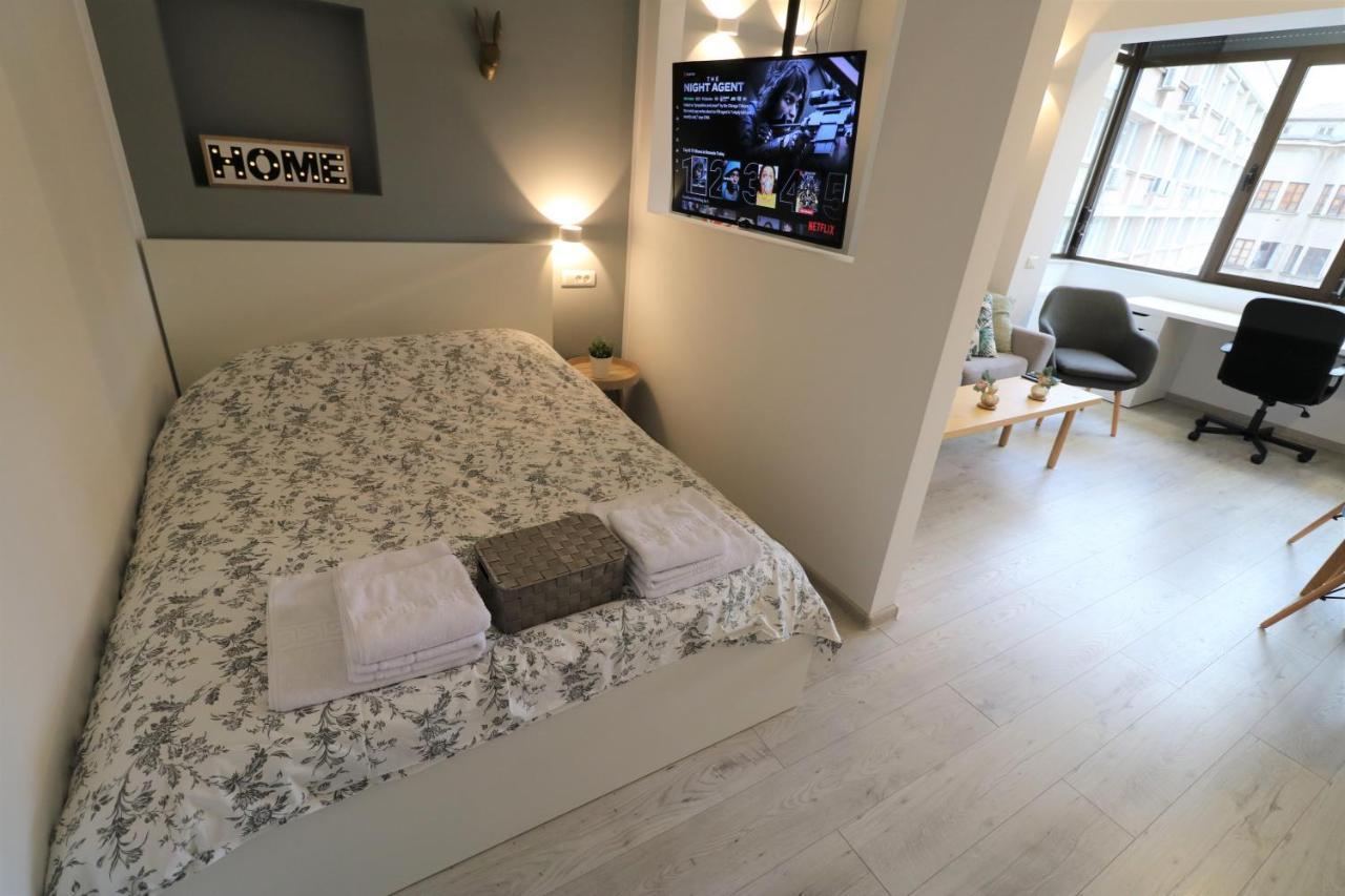 Cozy Novotel Studio - Free Minibar - Quiet & Peace Bukares Bagian luar foto