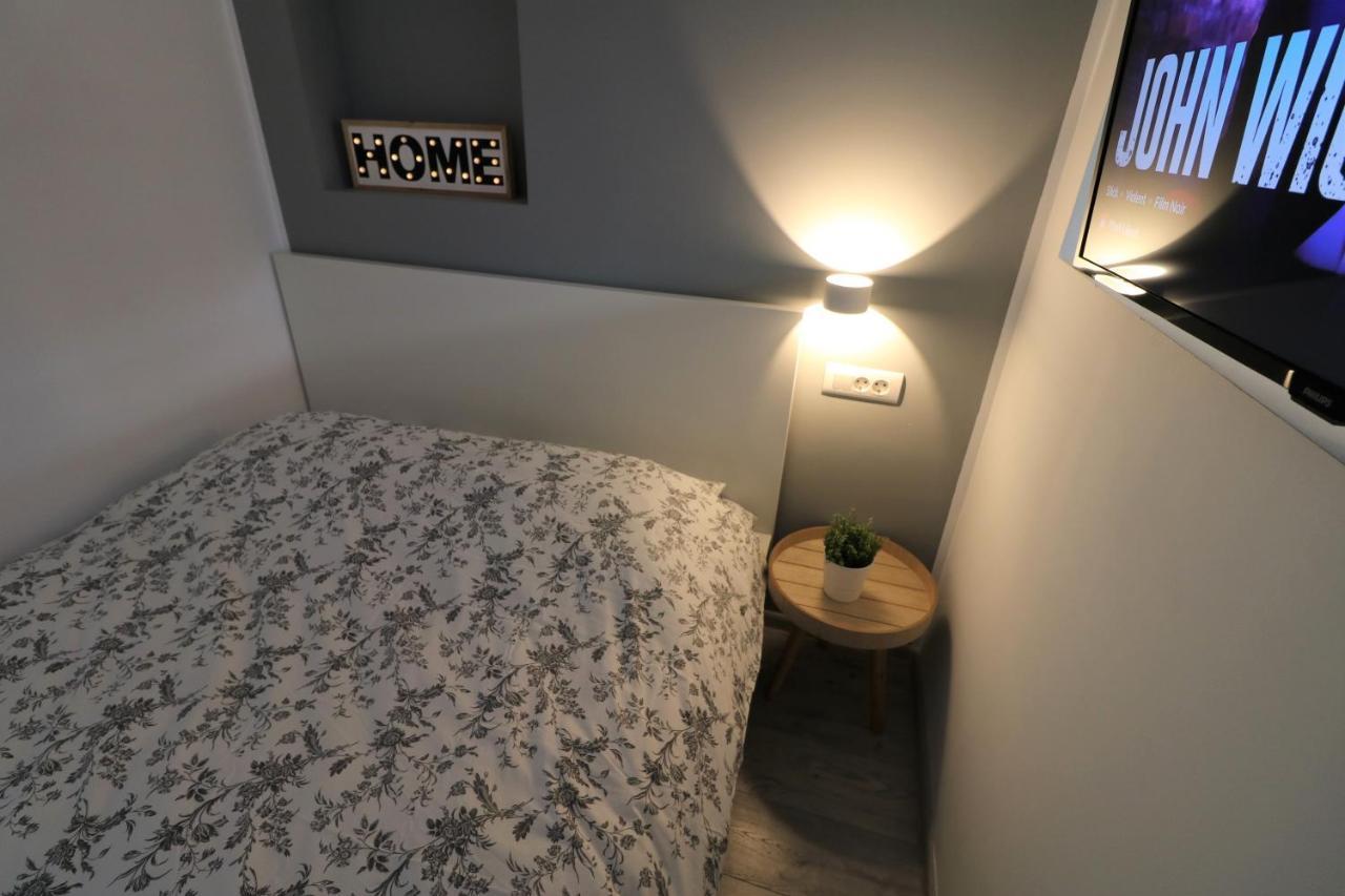 Cozy Novotel Studio - Free Minibar - Quiet & Peace Bukares Bagian luar foto