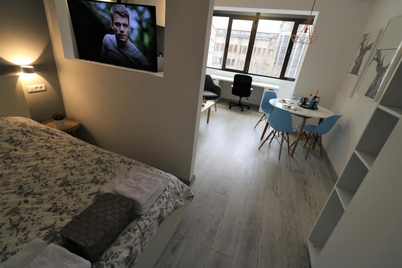 Cozy Novotel Studio - Free Minibar - Quiet & Peace Bukares Bagian luar foto
